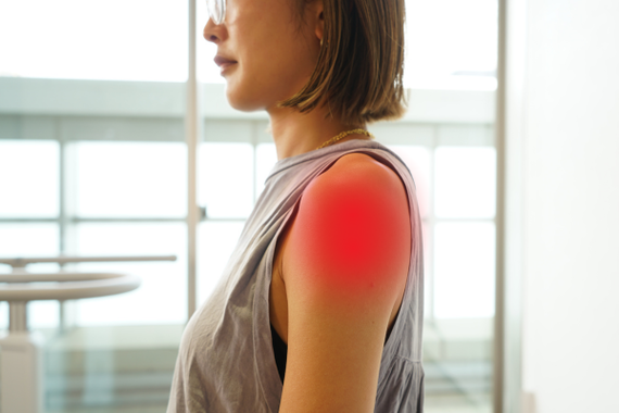 肩を痛めた男性