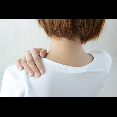 丸の内勤務の男性が背中の痛みや肩甲骨内側の痛みでメディカルスポーツ整骨院鍼灸院へ