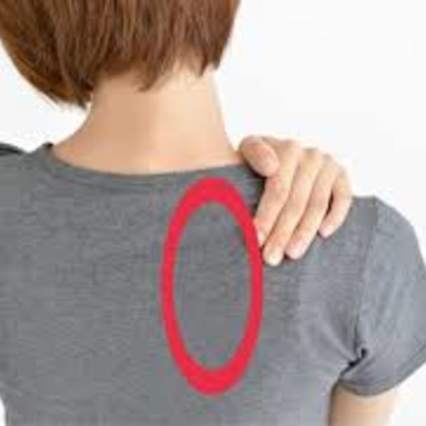 丸の内勤務の男性が背中の痛みや肩甲骨内側の痛みでメディカルスポーツ整骨院鍼灸院へ