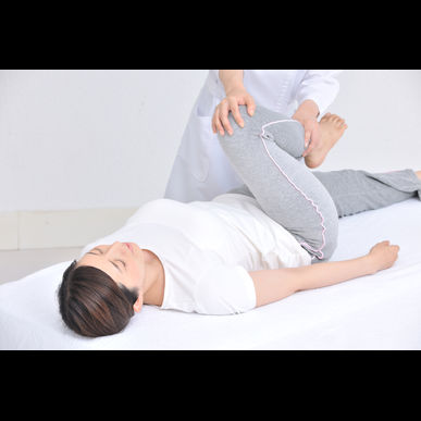 日本橋在住の女性が歩くと股関節が痛むとのことでメディカルスポーツ整骨院鍼灸院へ